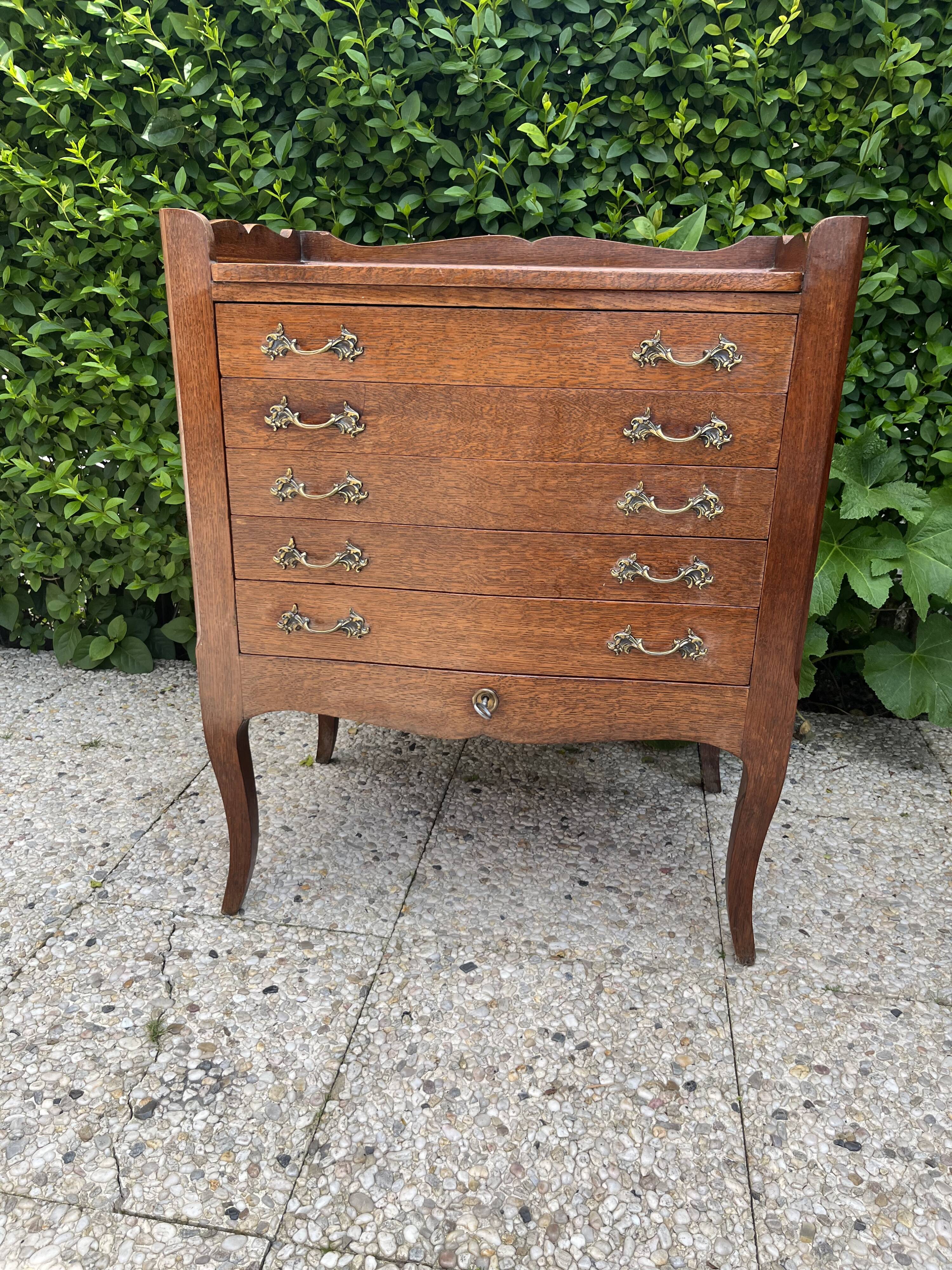 Silverware chest of drawers for housewife