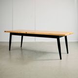 Longue table en pin canadien avec pieds noirs