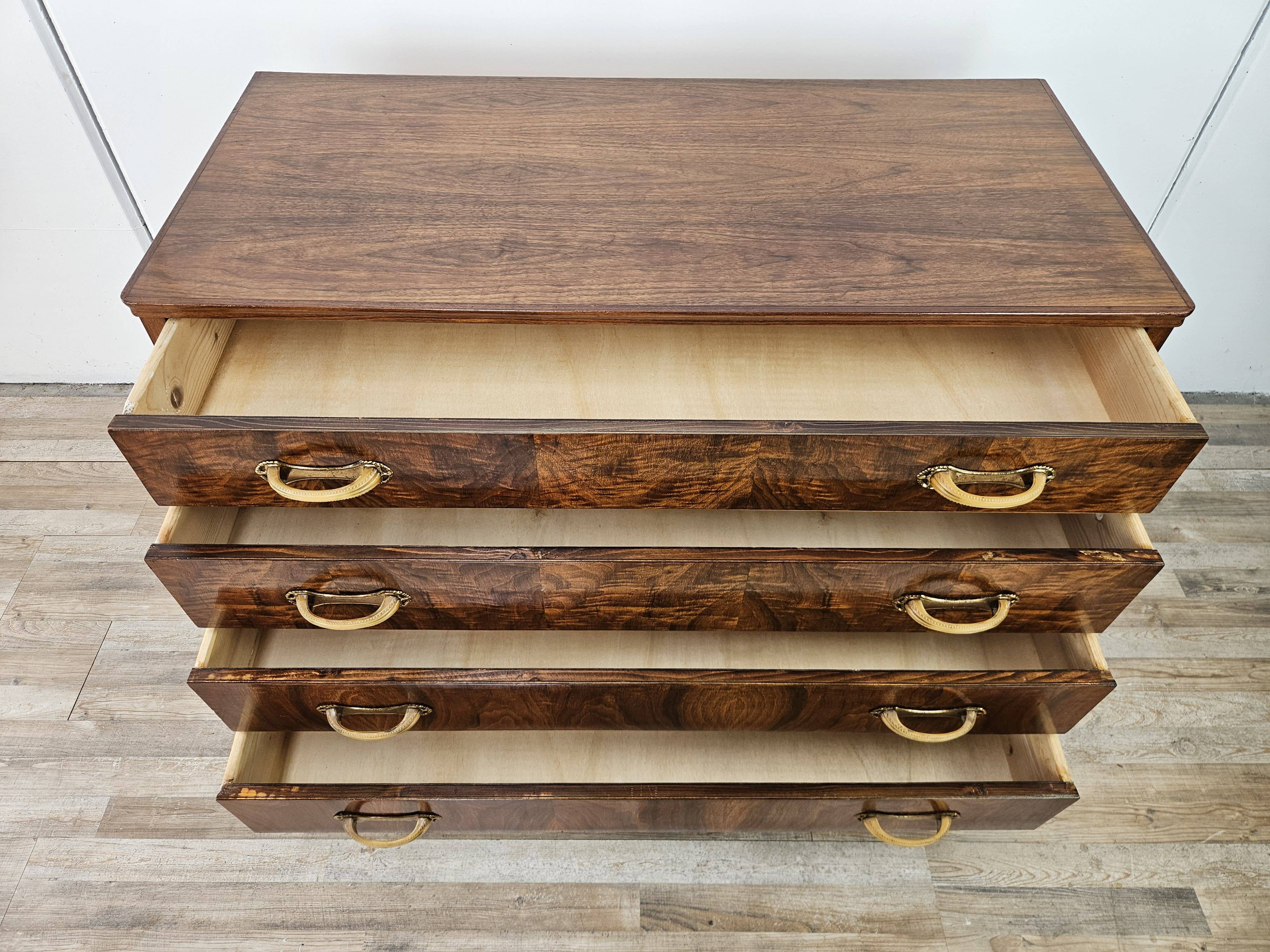 Art Decò chest of drawers in walnut burl with four drawers