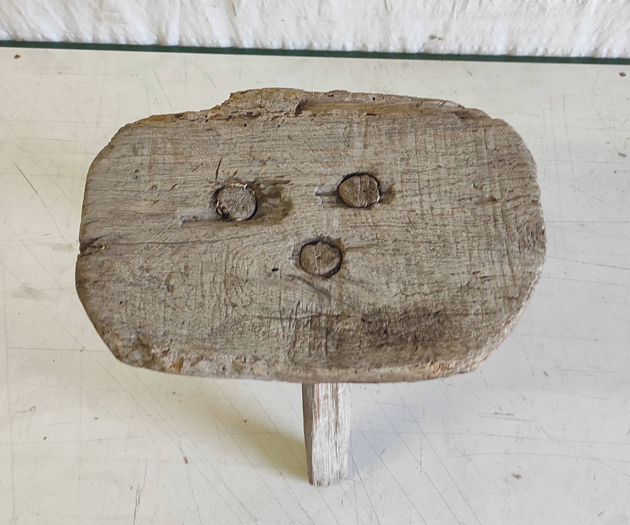 Tabouret tripode brutaliste en bois massif - mid. XXeme