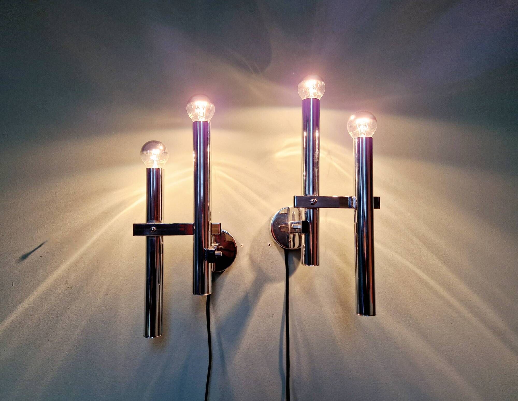 Pair of chromed metal wall lights, design Gaetano Sciolari, 1970s