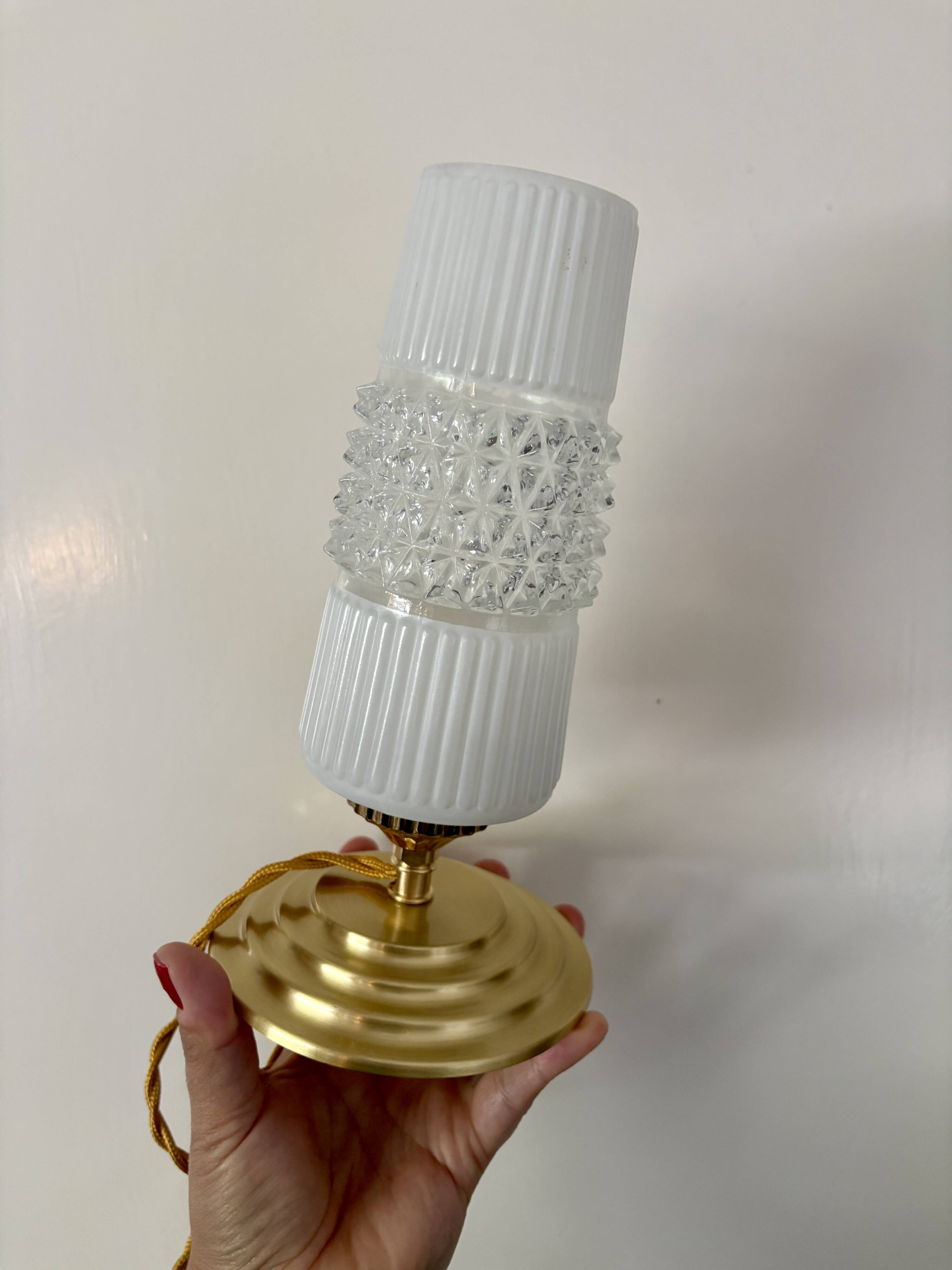 Vintage globe table lamp in glass and white opal.