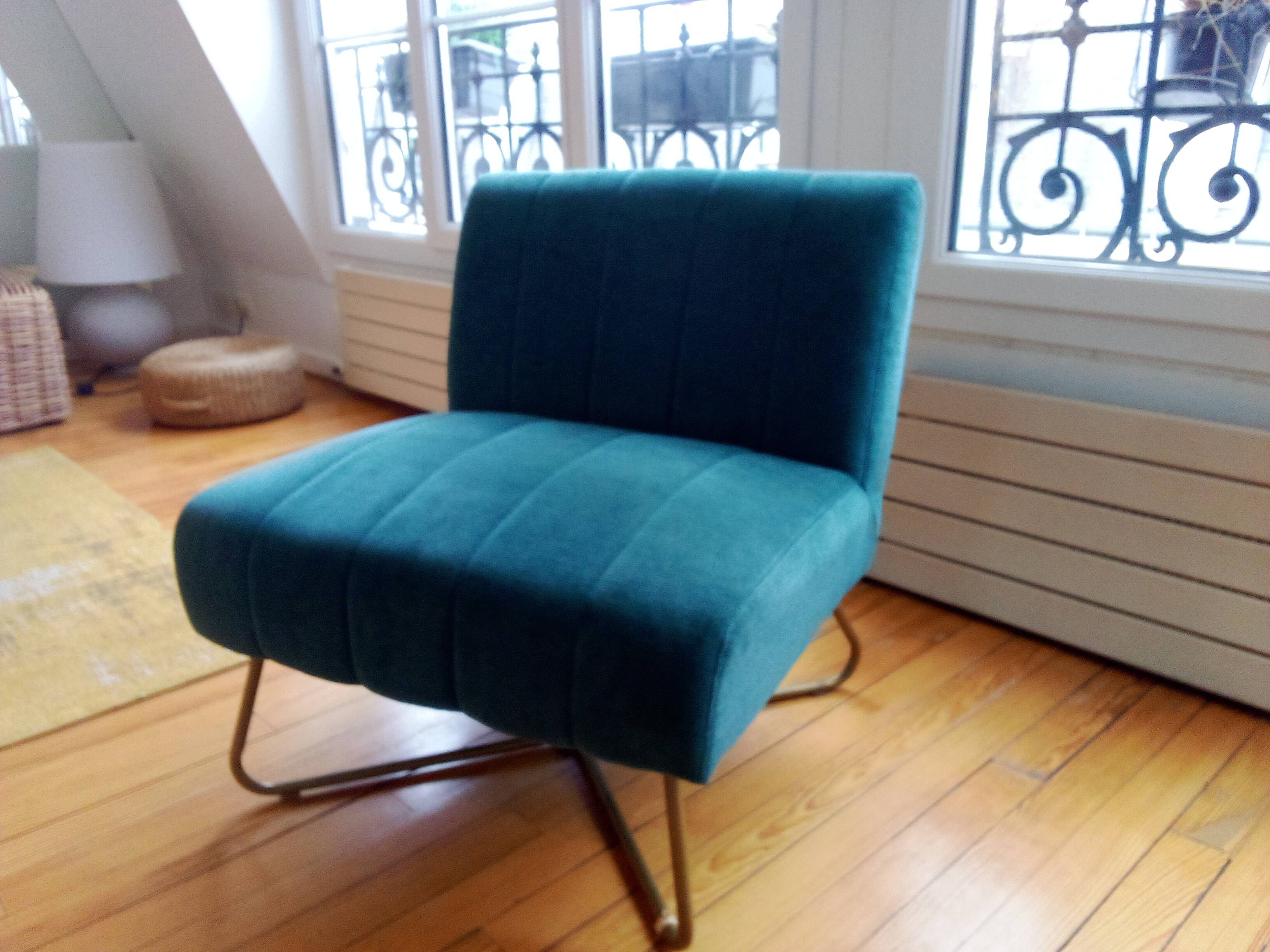 Fauteuil design en velours bleu
