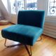 Fauteuil design en velours bleu