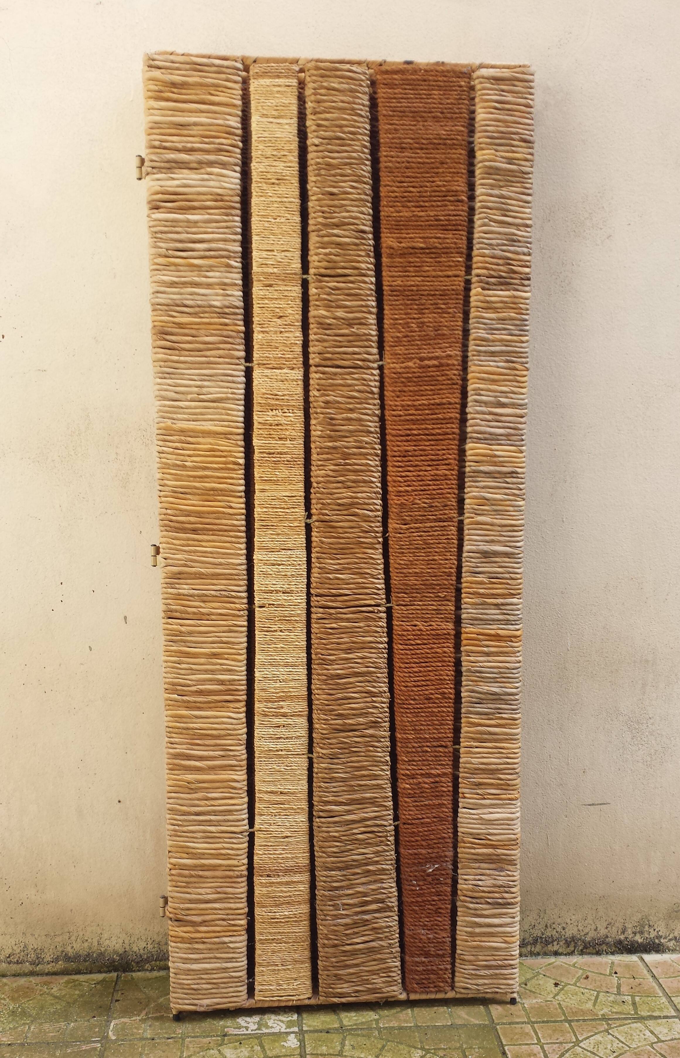 Straw and woven rope screen with metal structure