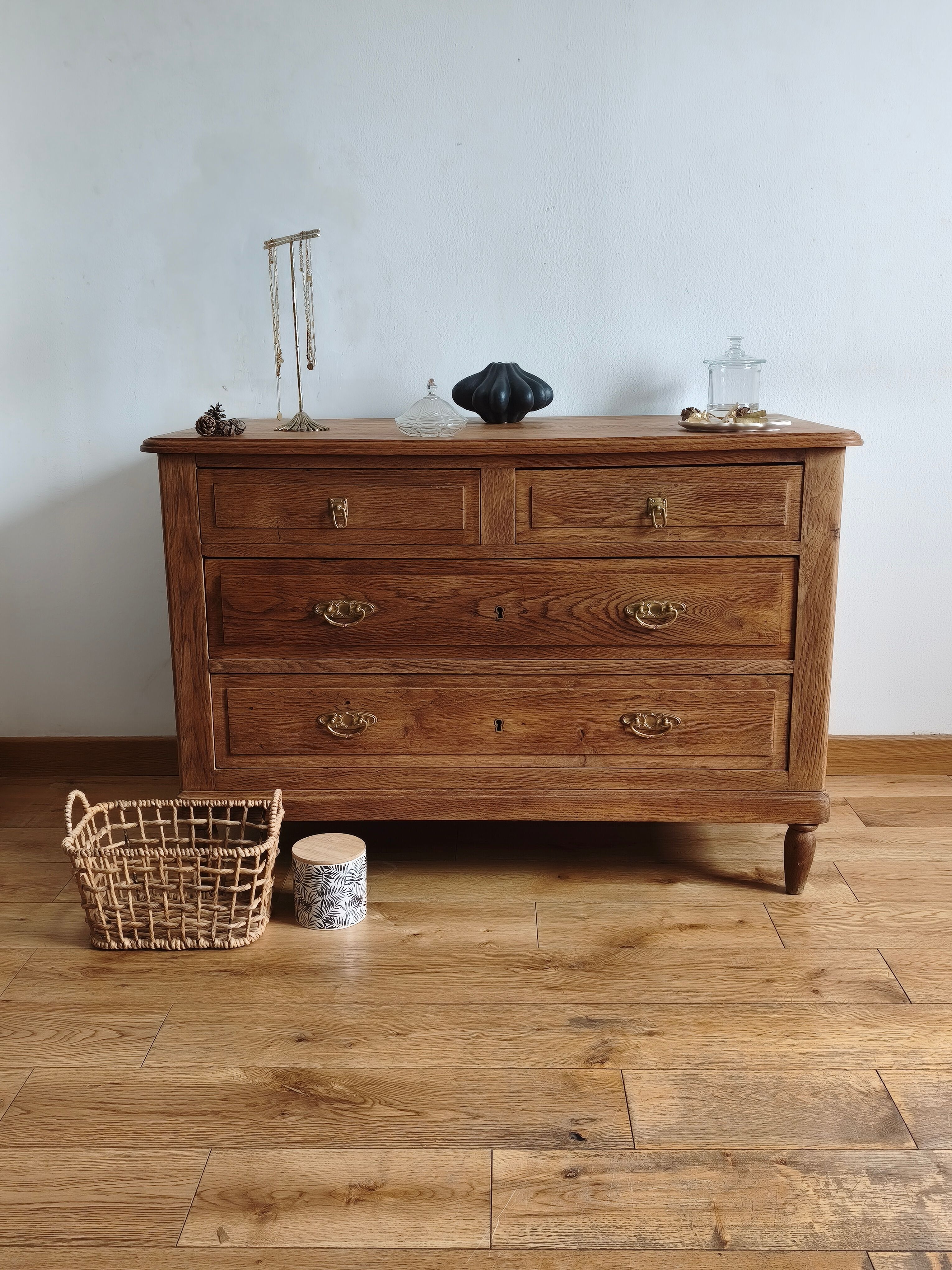 Dressing table in solid oak.