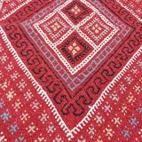 Tapis rouge à motifs berbères fait main