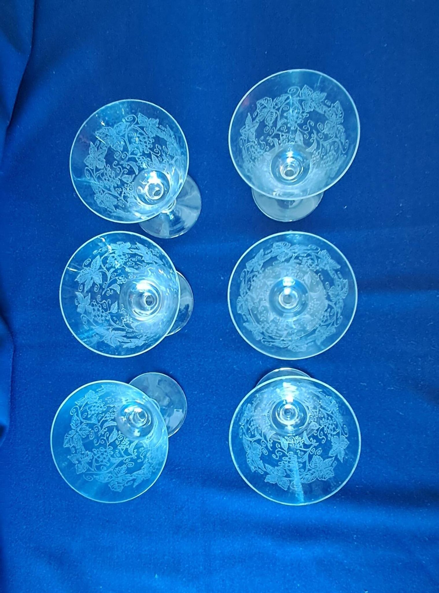 6 small stemmed glasses in the shape of a chalice, engraved decoration. Art Deco period.