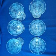 6 small stemmed glasses in the shape of a chalice, engraved decoration. Art Deco period.