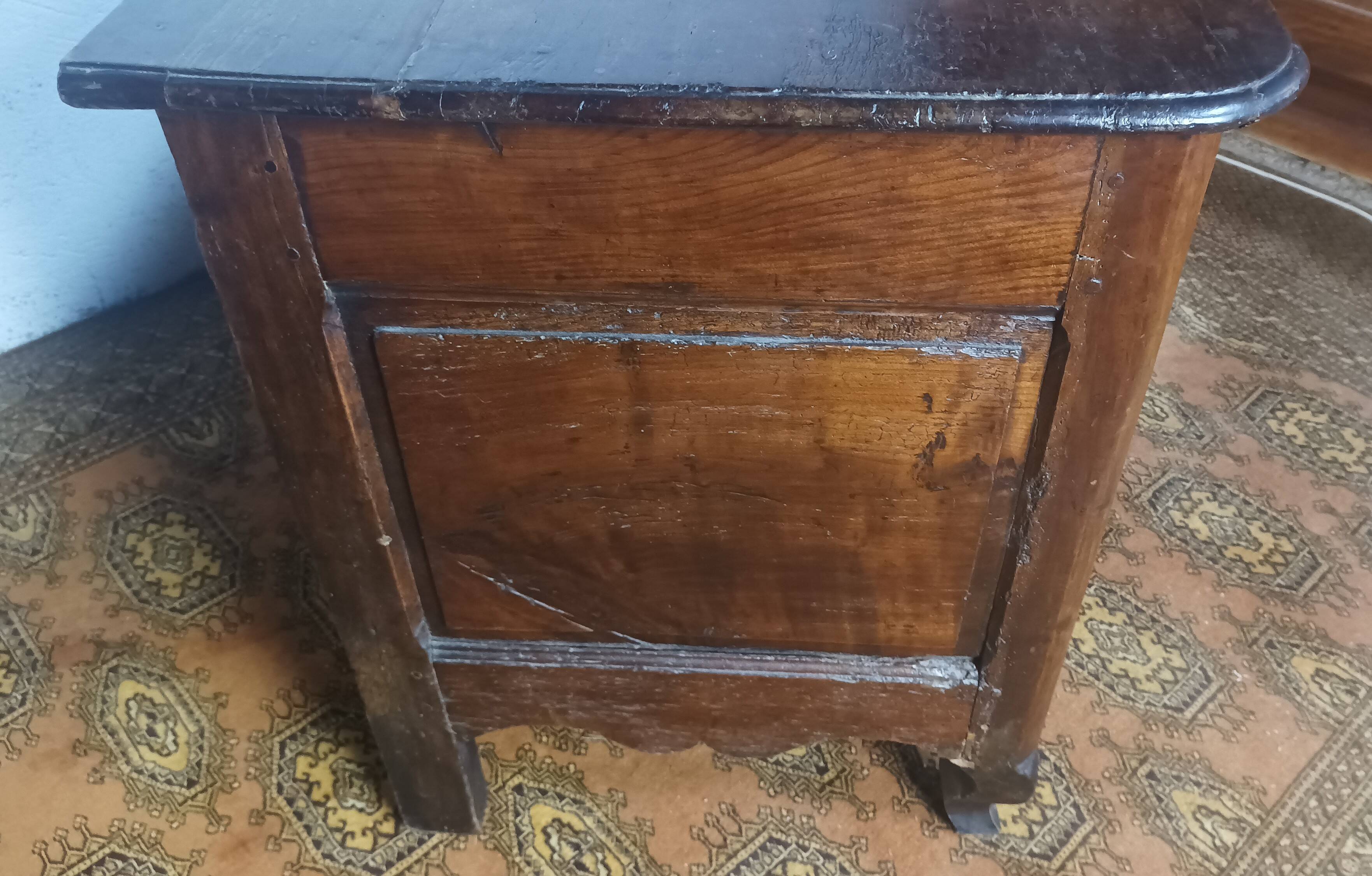 Grande commode sauteuse époque 18ème