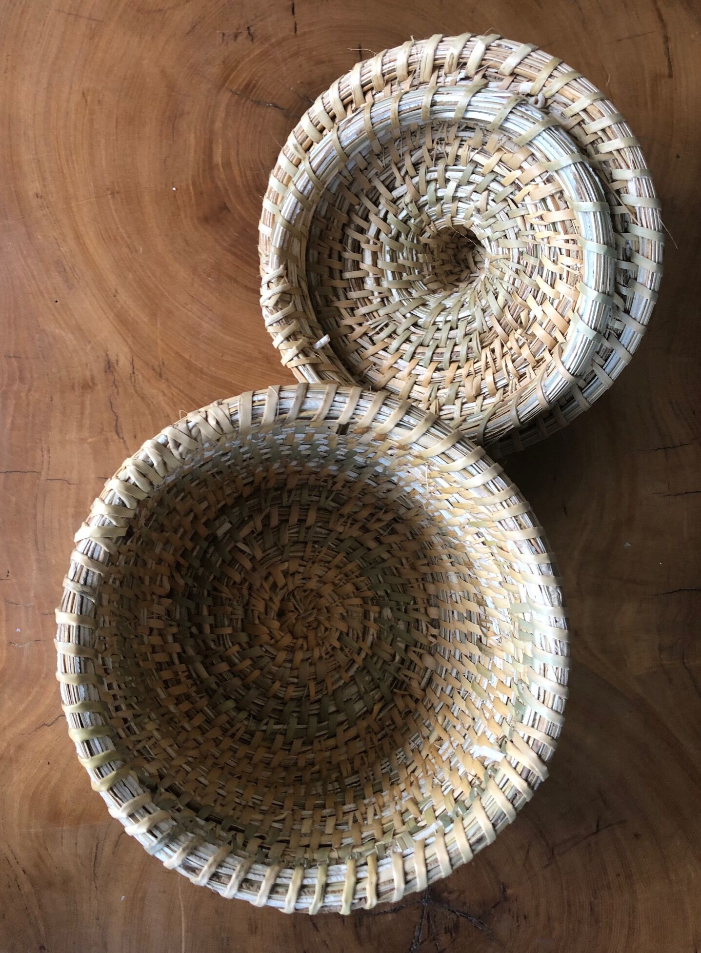 Round wicker basket with lid