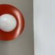 Applique murale ronde rouge en métal et verre opalin de style Stilnovo, 20 cm, Italie, années 1960
