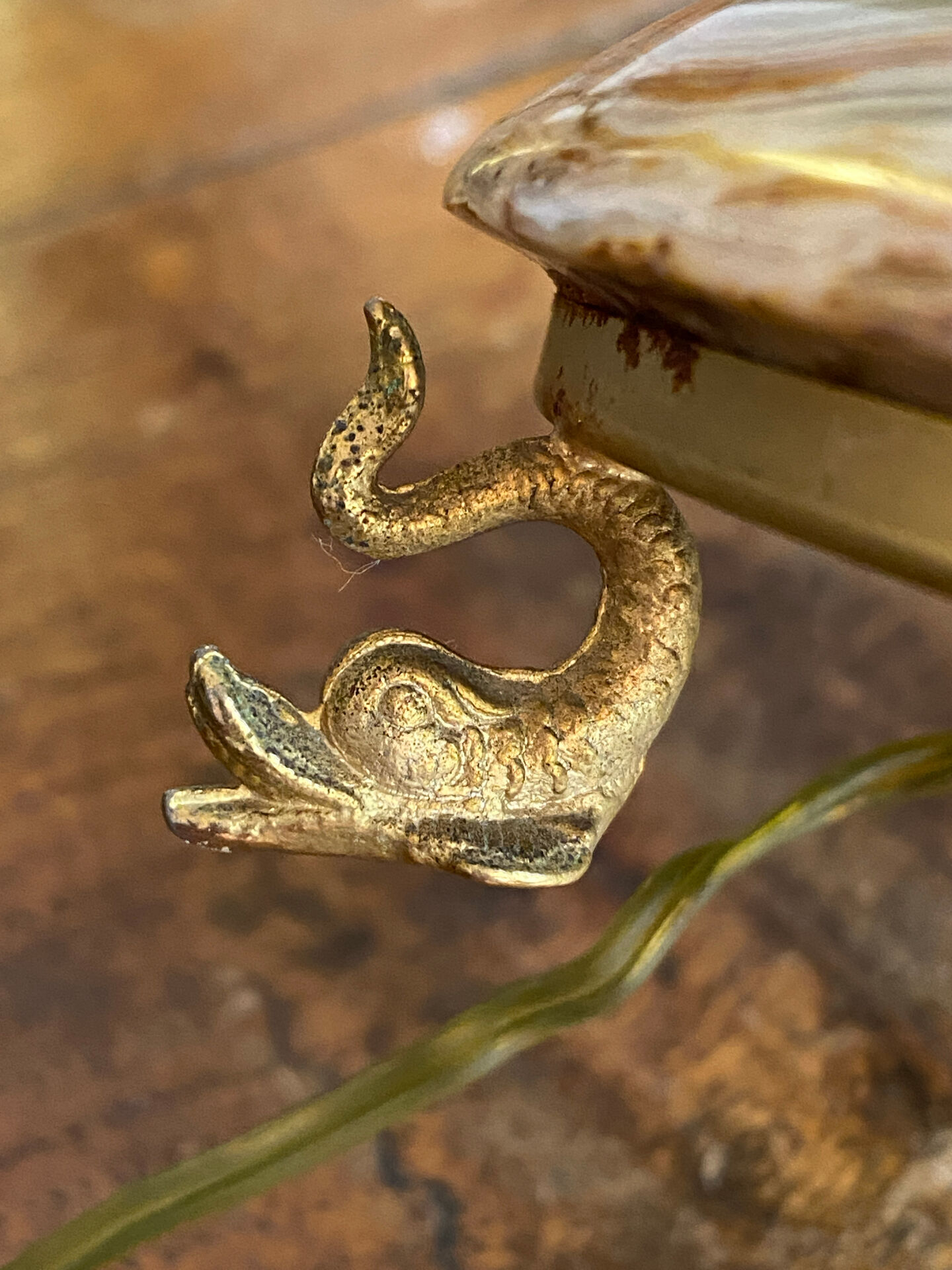 Onyx lamp, fish feet in bronze.