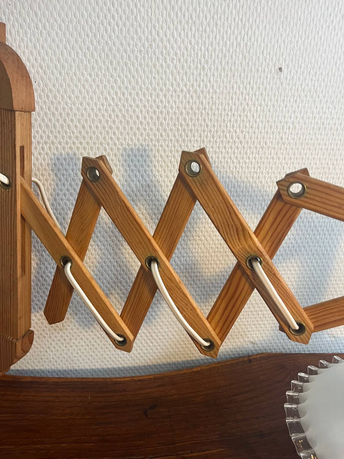 Accordion wall lamp in wood and wavy opaline