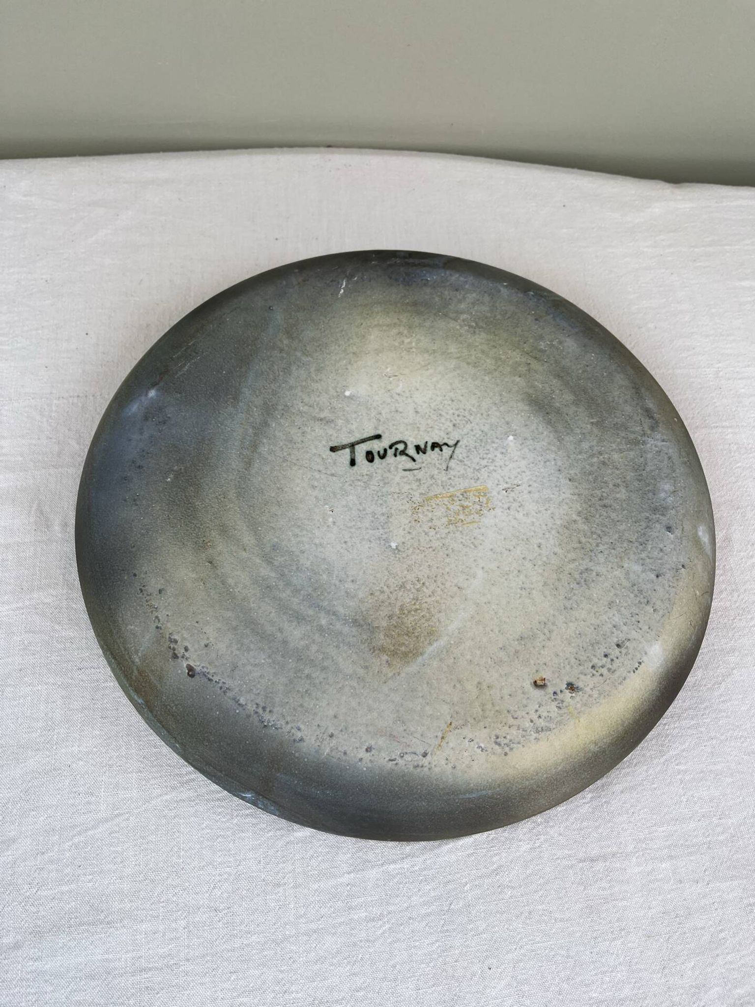 Grand plat en grès émaillé signé Tournay
