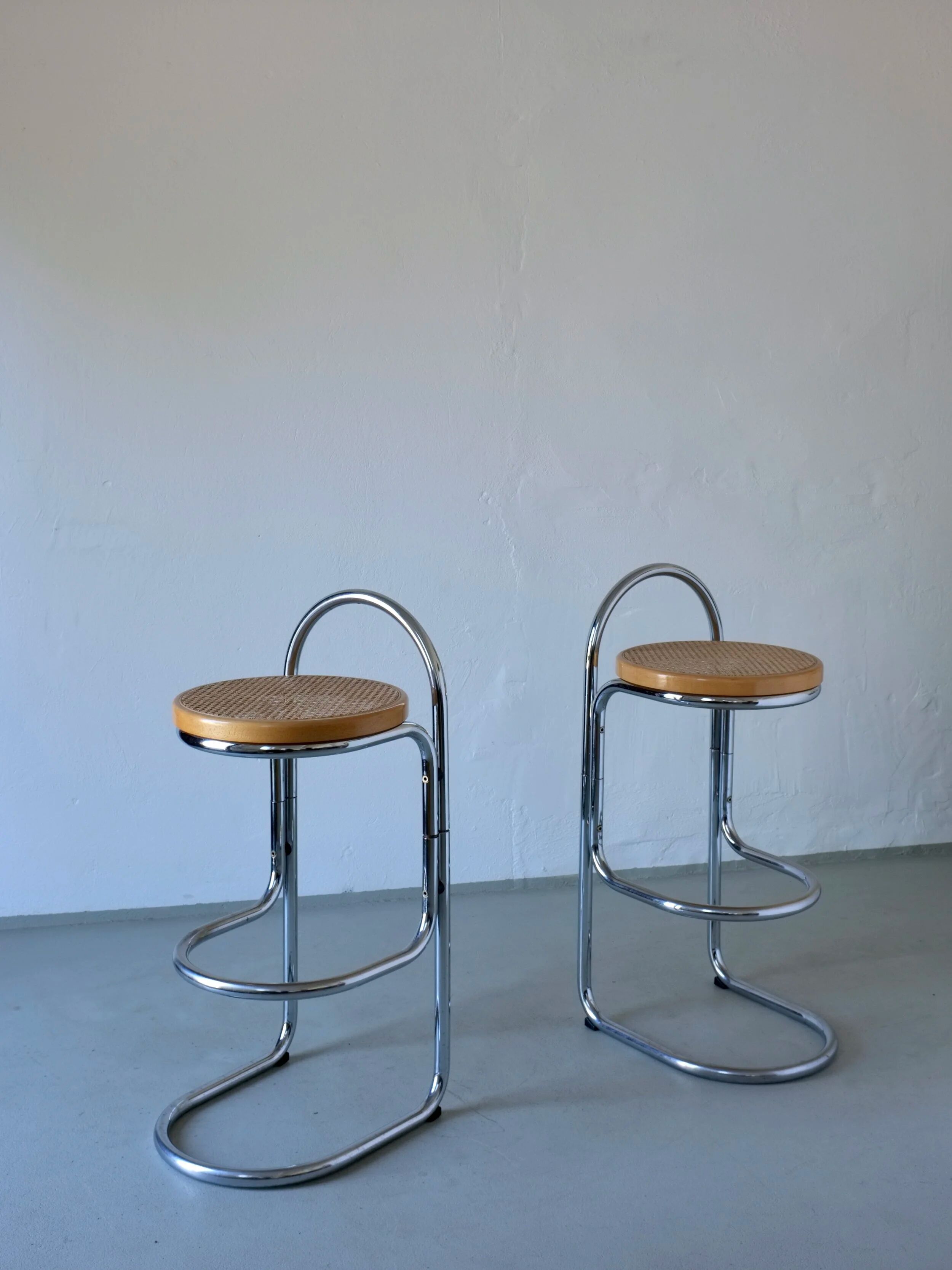 2 tabourets de bar tubulaires chromés et en rotin | Années 1970