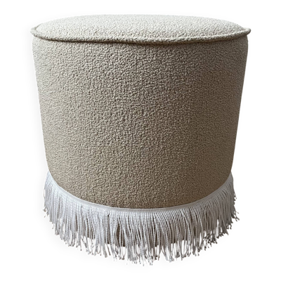 Pouf rond avec franges en bas, en bouclée crème.