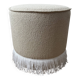Pouf rond avec franges en bas, en bouclée crème.