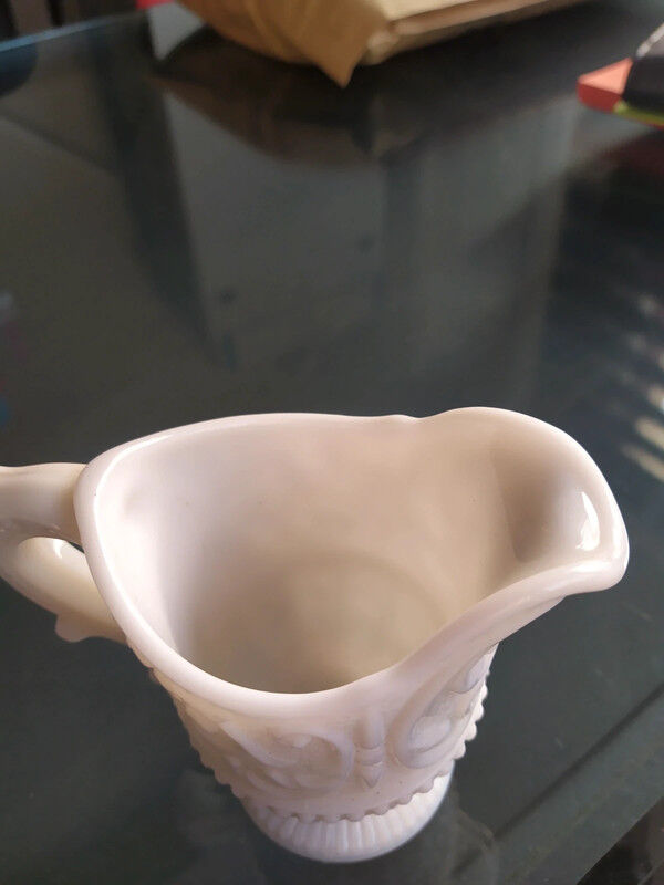 Pichet en opaline de foire