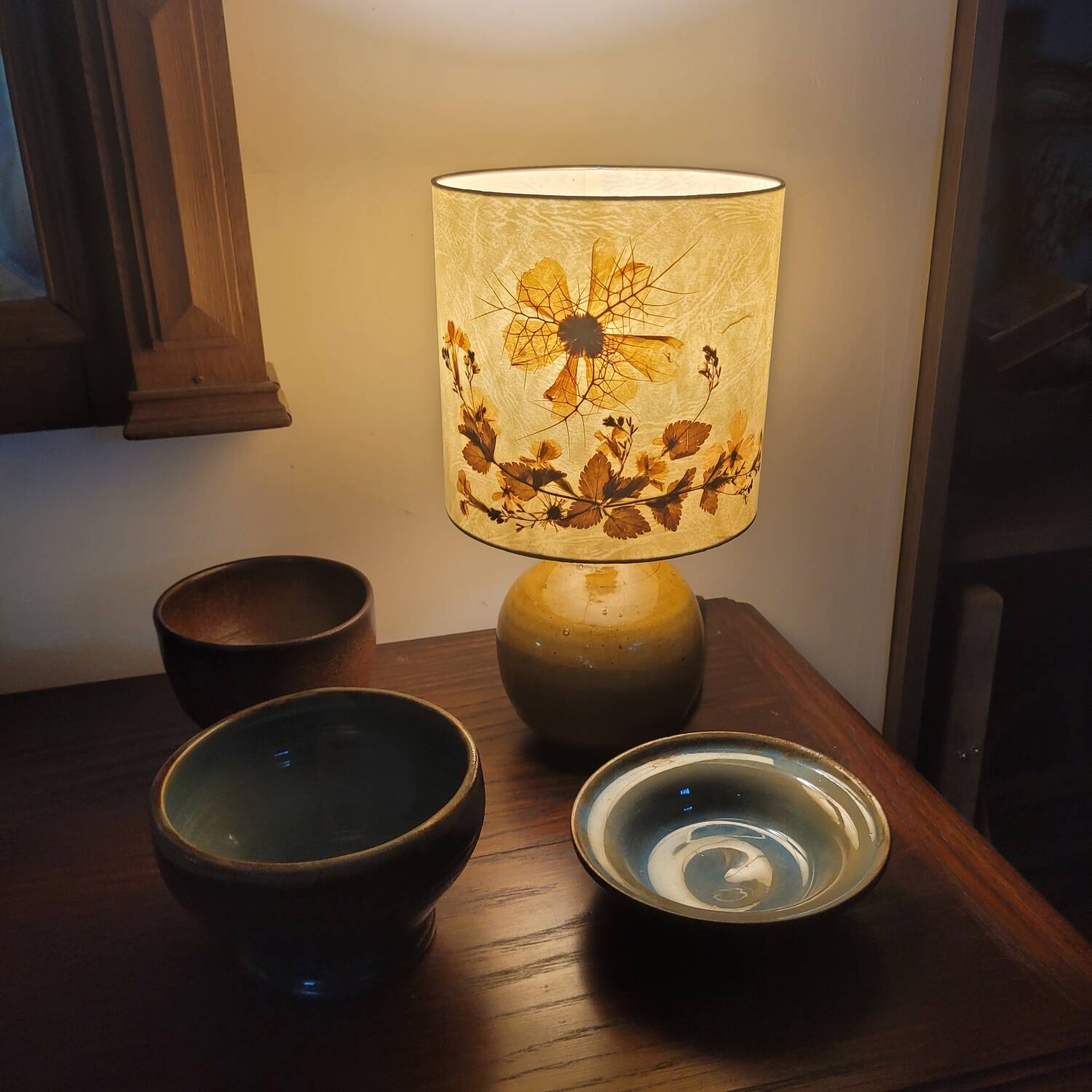 Handmade lamp in mustard glazed ceramic, vegetal lampshade