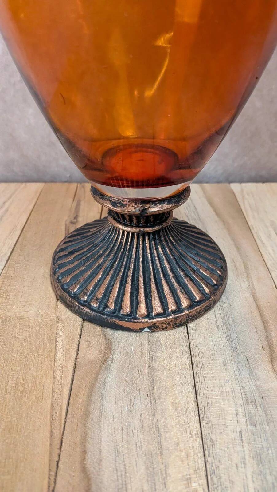 Vase vintage en verre ambré sur pied