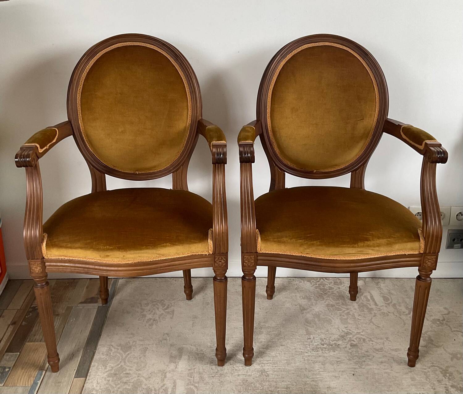 Paire de fauteuils médaillon en bois et velours