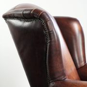 Fauteuil à oreilles en cuir de vache confortable dans le style anglais