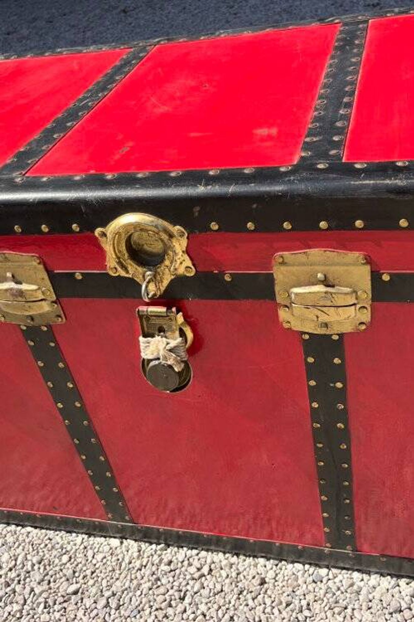 Large vintage trunk from the 1930s/40s.