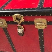 Large vintage trunk from the 1930s/40s.