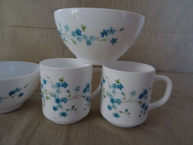 Set of 4 bowls and 2 mugs veronica arcopal small vintage blue flowers