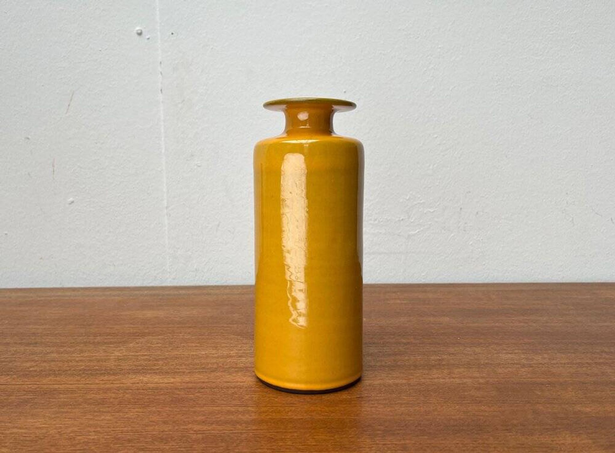 Minimalist vase from a German studio from the mid-century, pottery by BKW Böttger Keramik Wandsbek, Hamburg, 1960s.