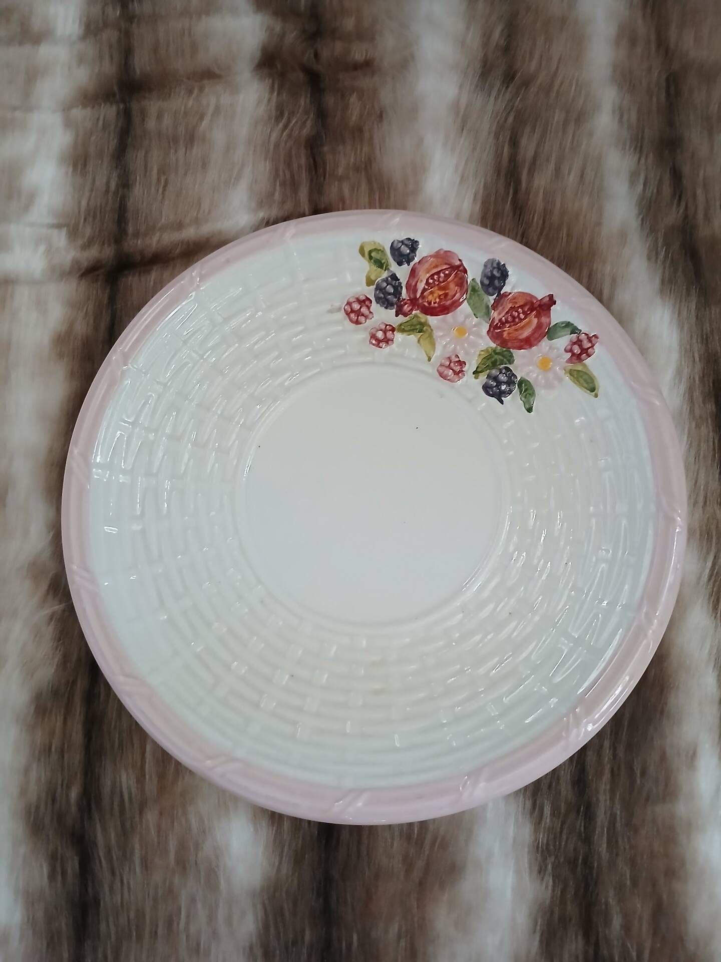 Assiette ancienne en barbotine