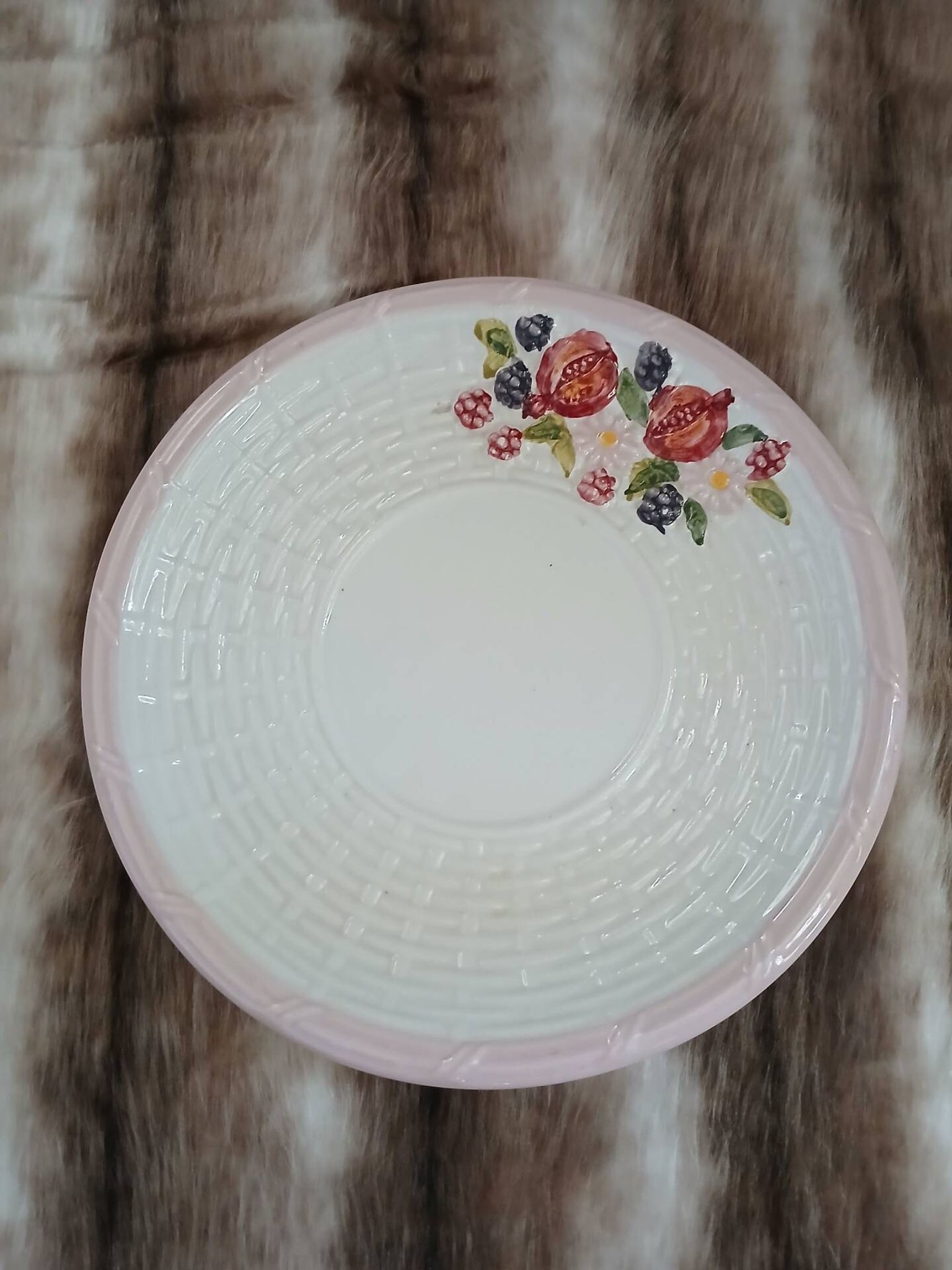 Assiette ancienne en barbotine