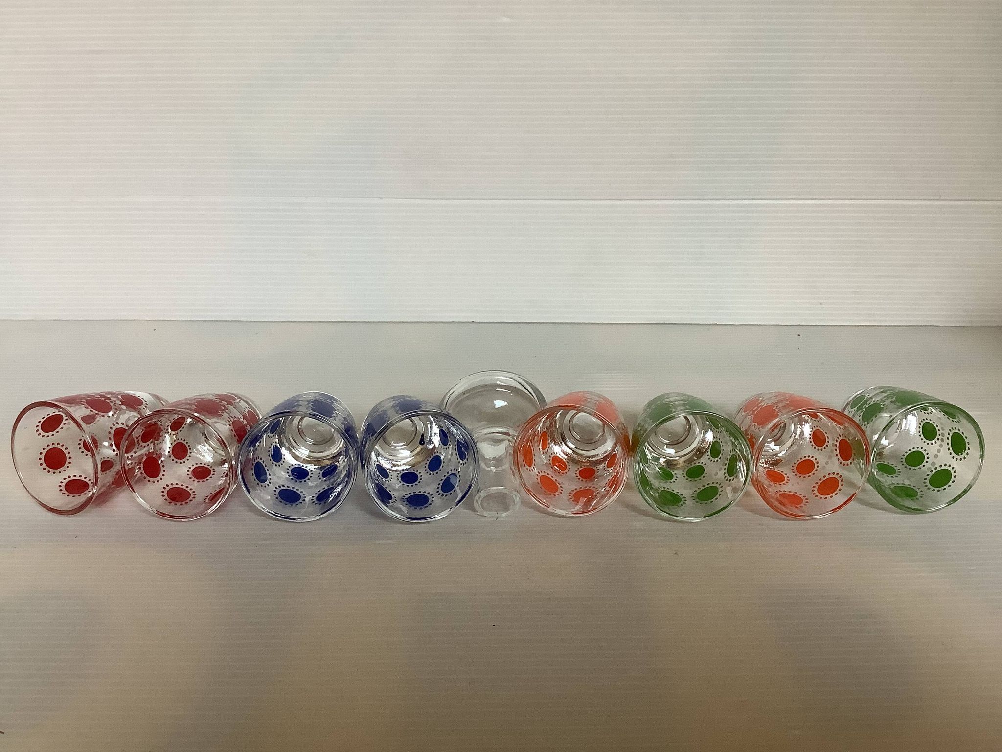 Service à liqueur motifs à pois multicolores