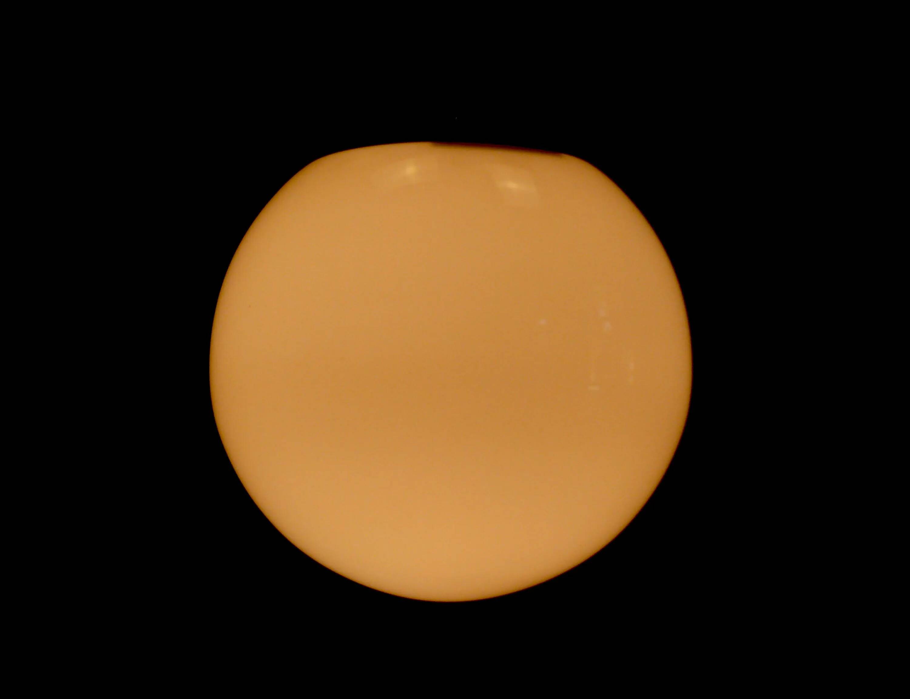 Une paire de grandes lampes sphériques Art Déco avec abat-jour en verre opale et douilles chromées - Bauhaus - 1930-1940