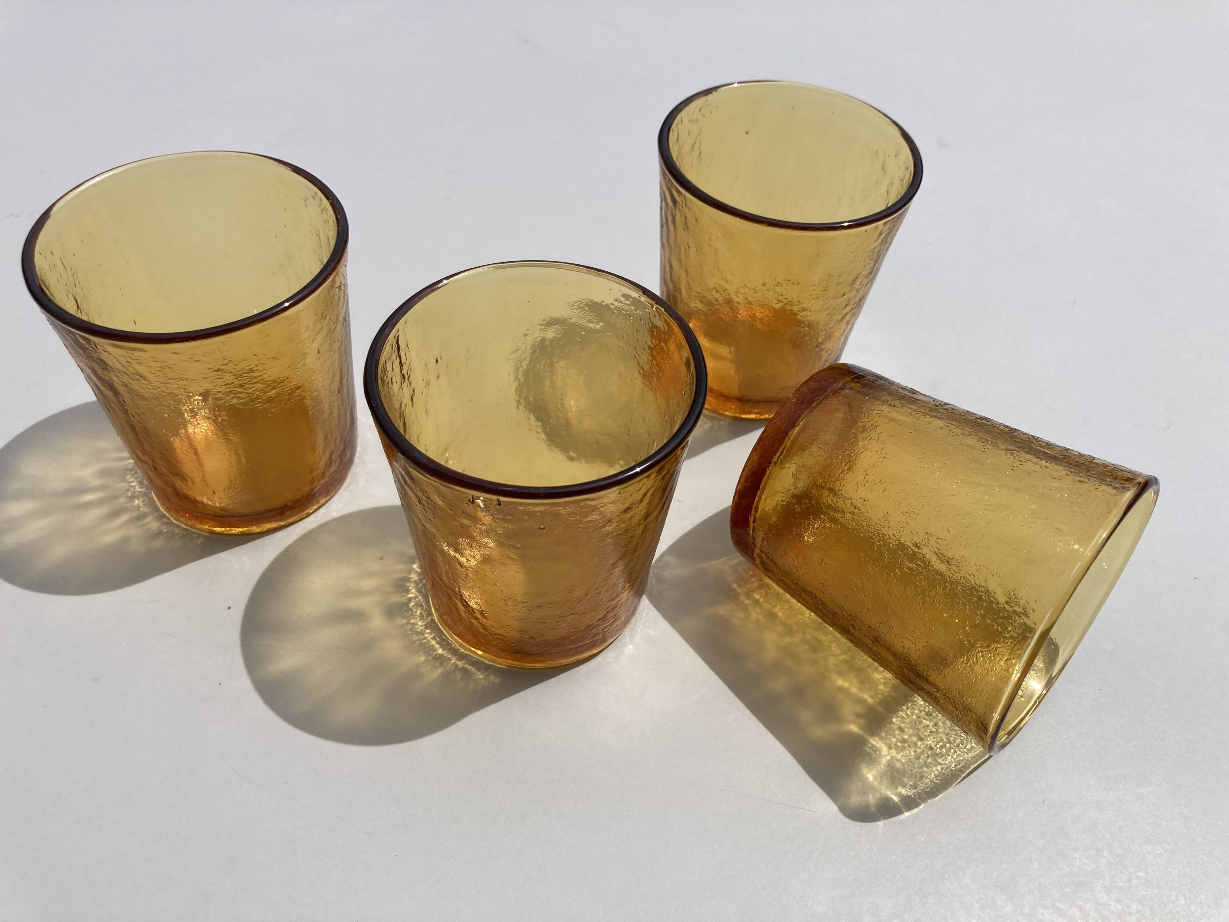 Suite de 4 verres lever ambrés, années 70