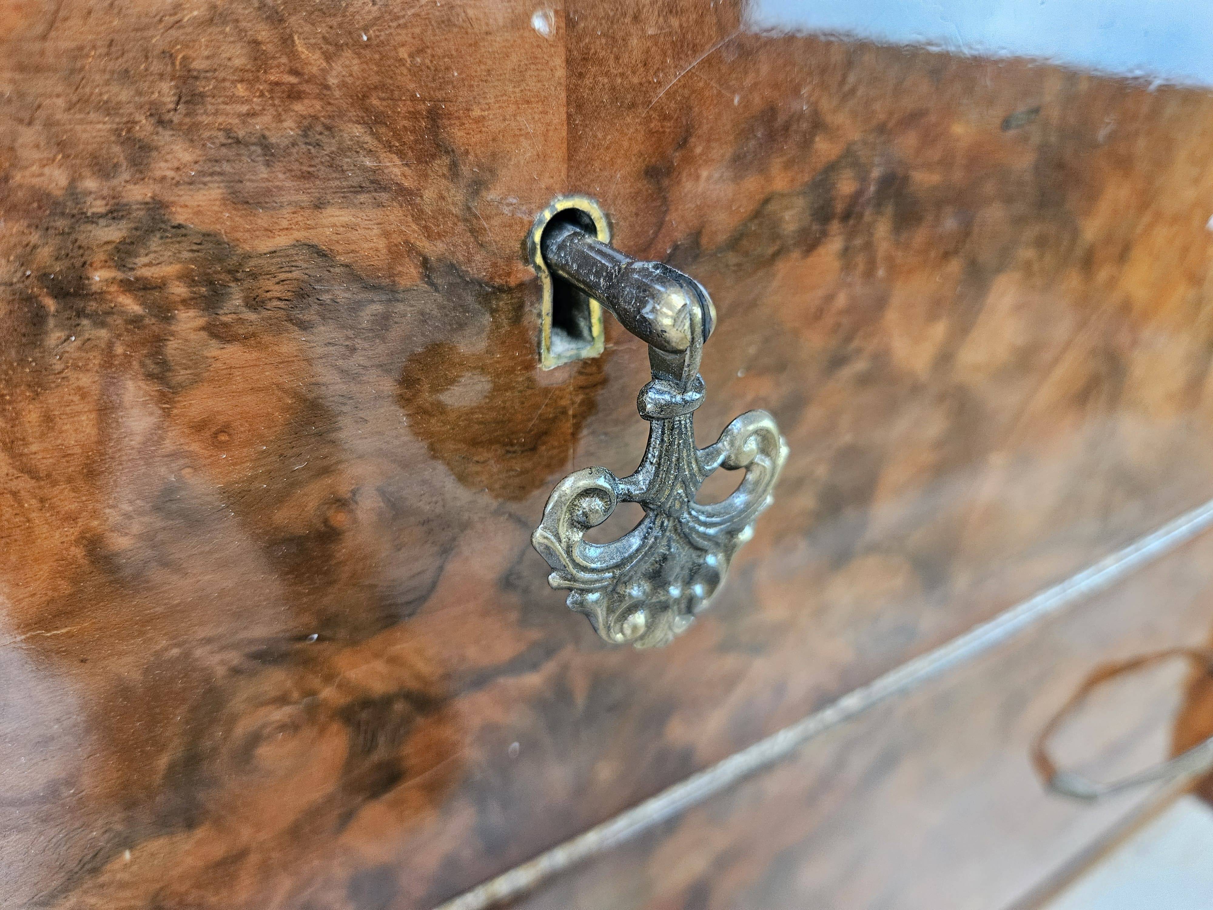 Commode en noyer avec dessus en verre double.