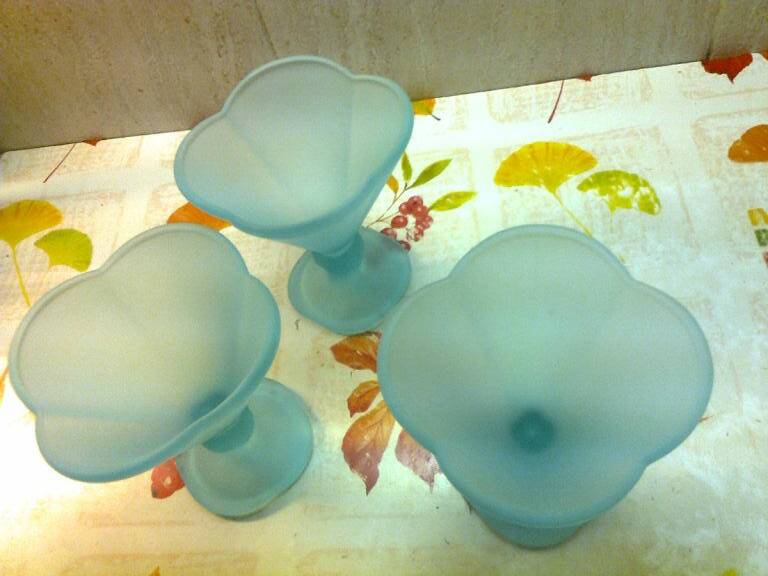 set of 3 ice cream / dessert cups, on foot, frosted blue-green glass