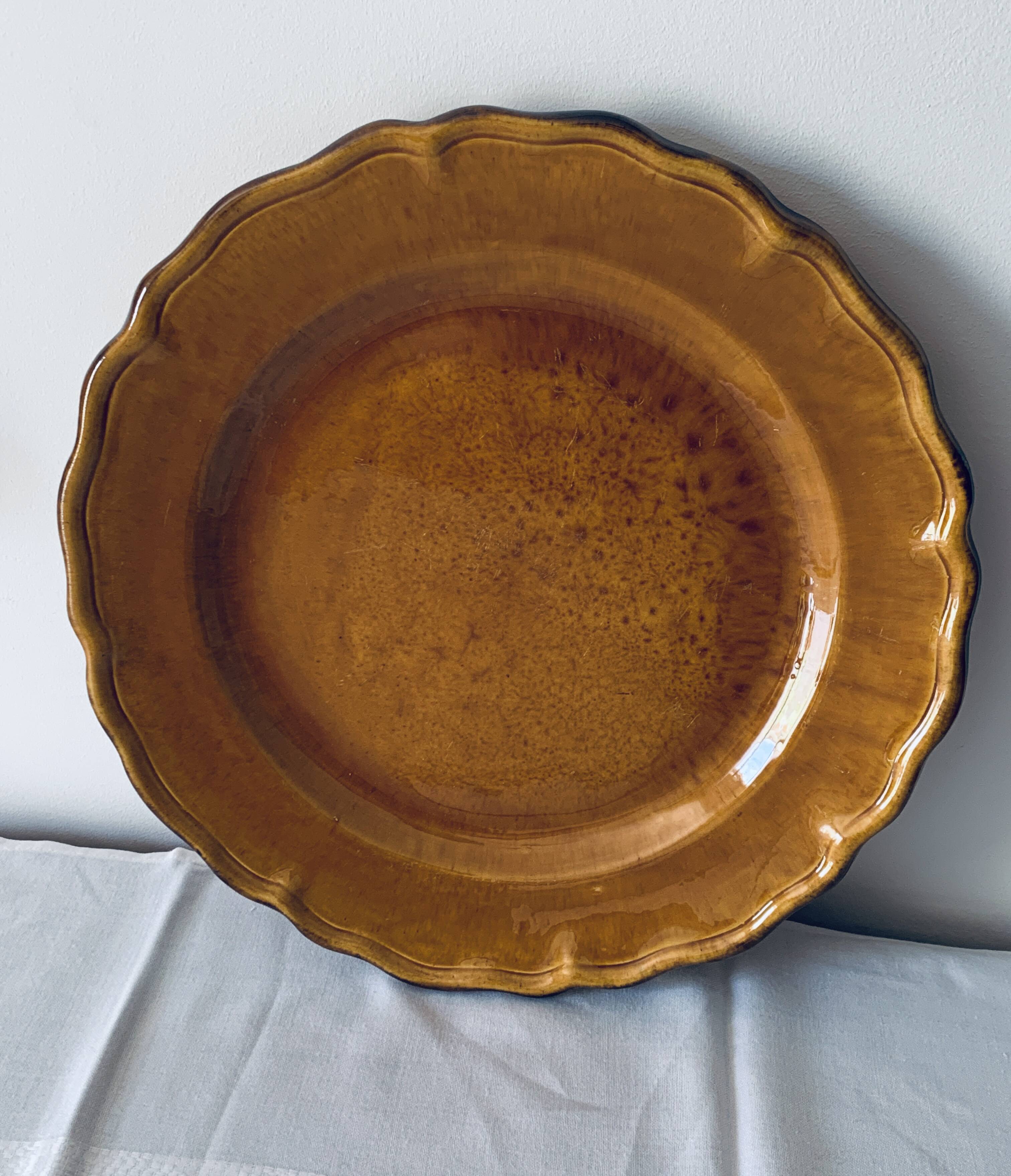 Large ceramic dish in excellent condition: diameter: 37 cm; height: 4cm