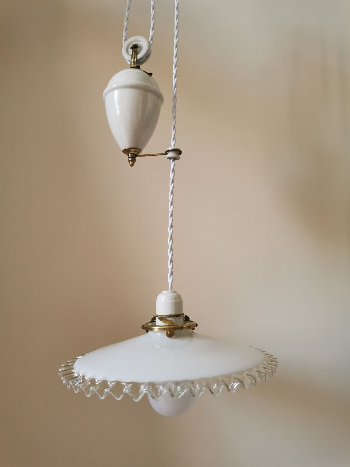 Opaline suspension with up and down