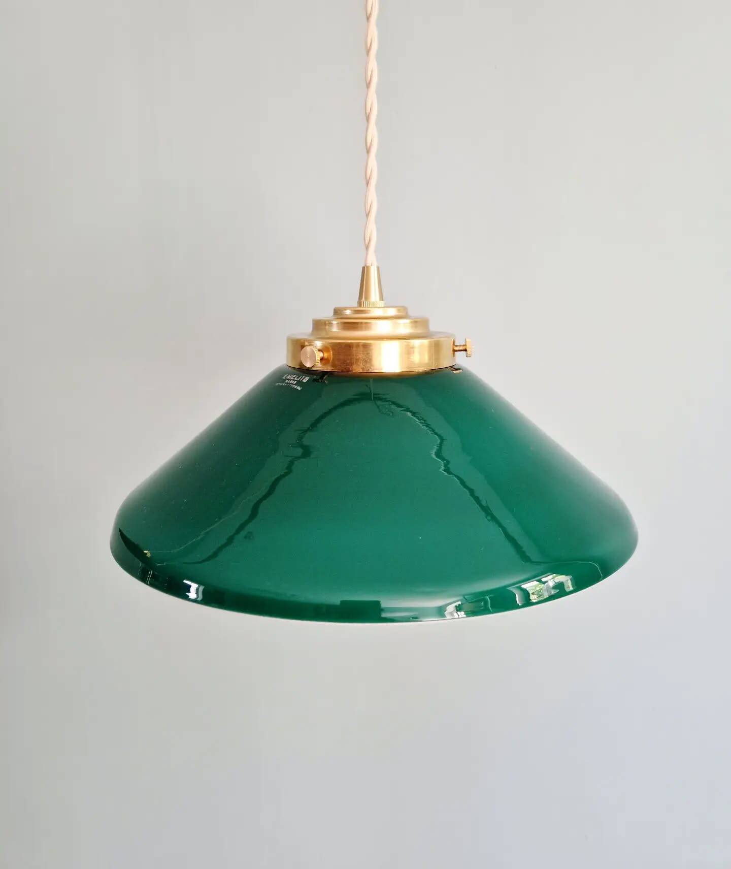 Duo de suspensions coniques en opaline verte, style Art Déco