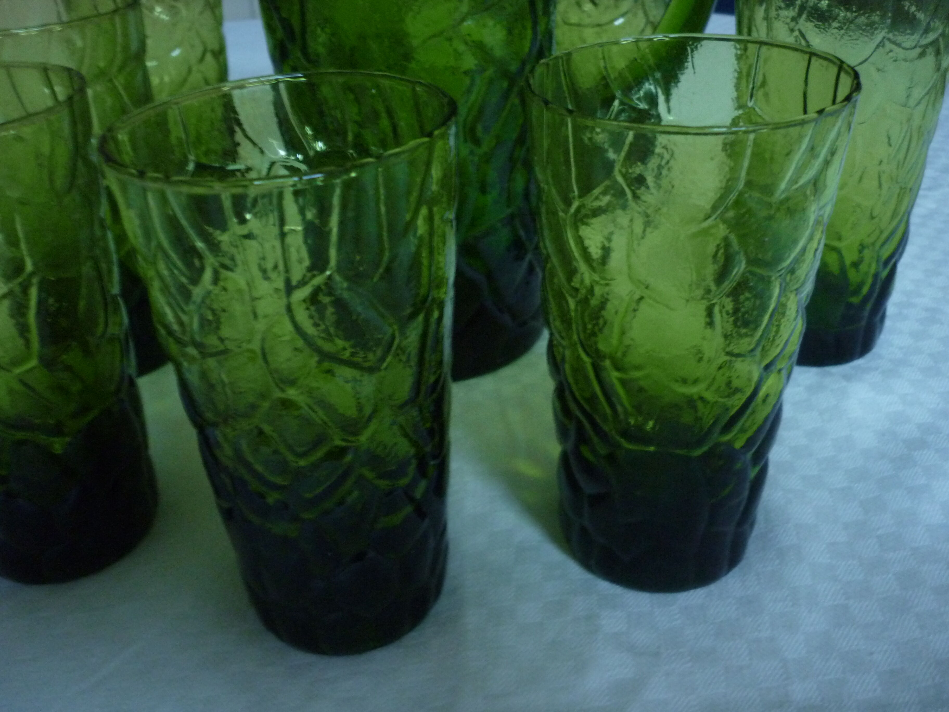 Service a lemonade pitcher and 8 glasses green glass