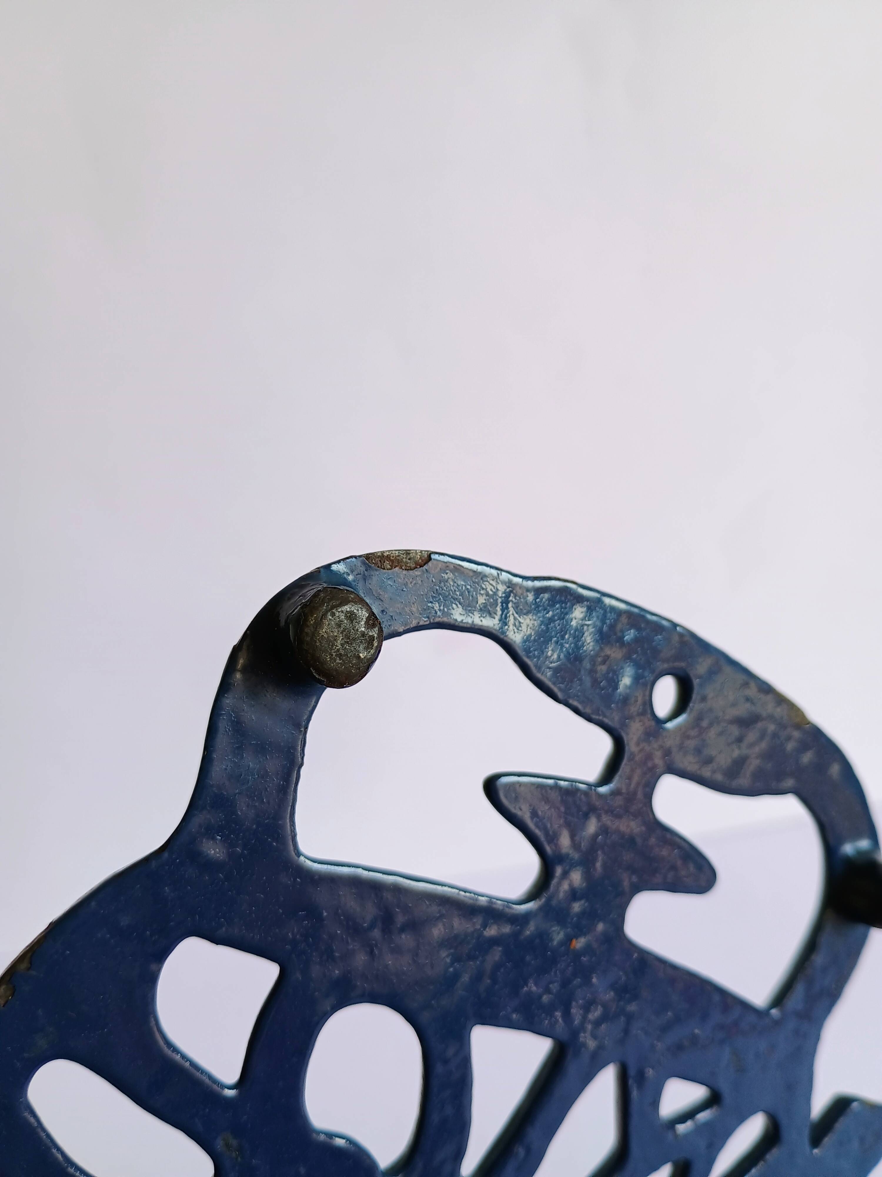 Kettle-shaped cast iron trivet