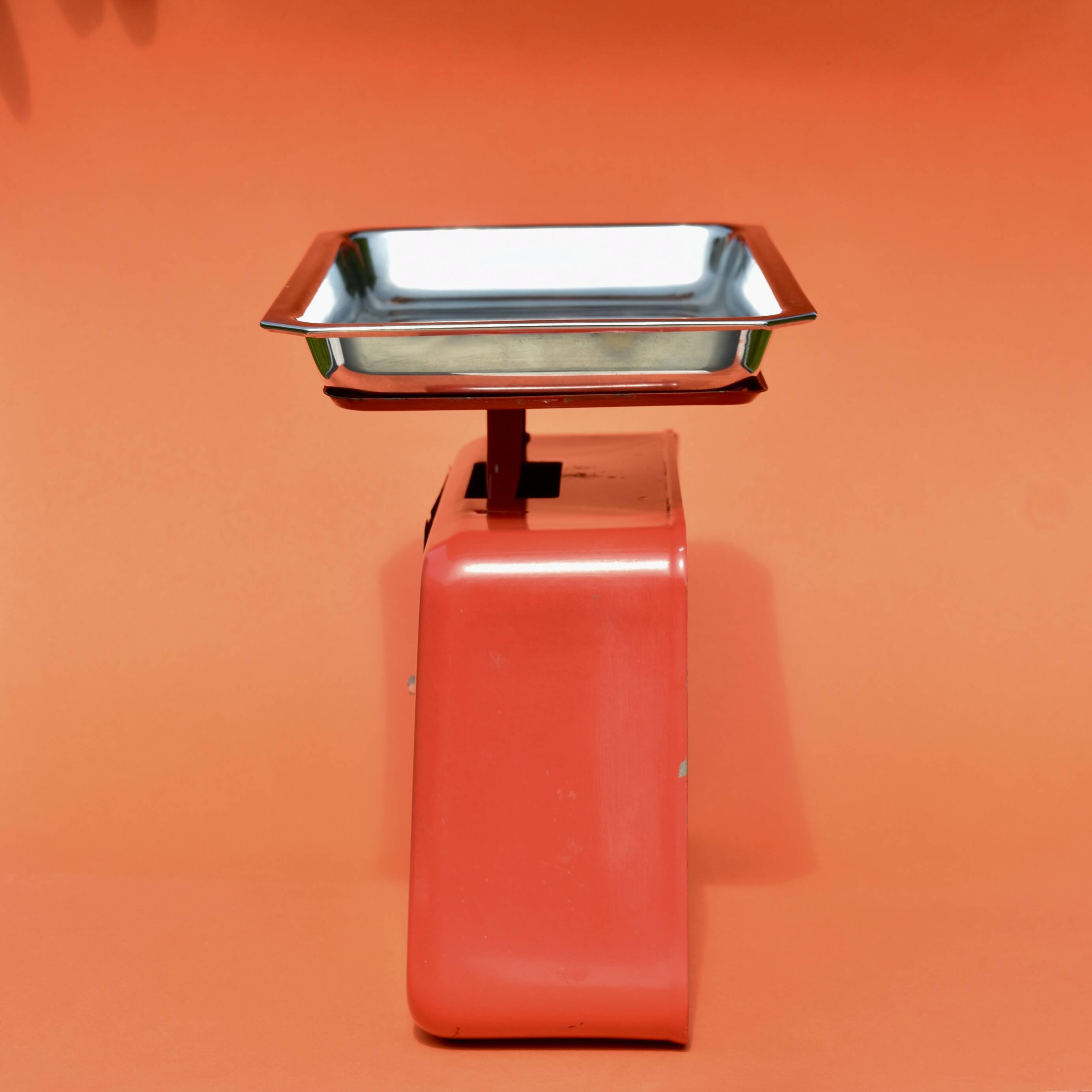 Stube - vintage household scale in red painted metal - force 10
