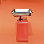 Stube - vintage household scale in red painted metal - force 10