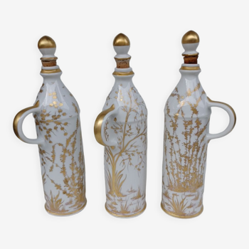 Set de 3 bouteilles à liqueur en porcelaine, à décor japonisant, début du xx ème siècle