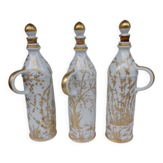 Set de 3 bouteilles à liqueur en porcelaine, à décor japonisant, début du xx ème siècle