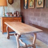 Table rustique en chêne.