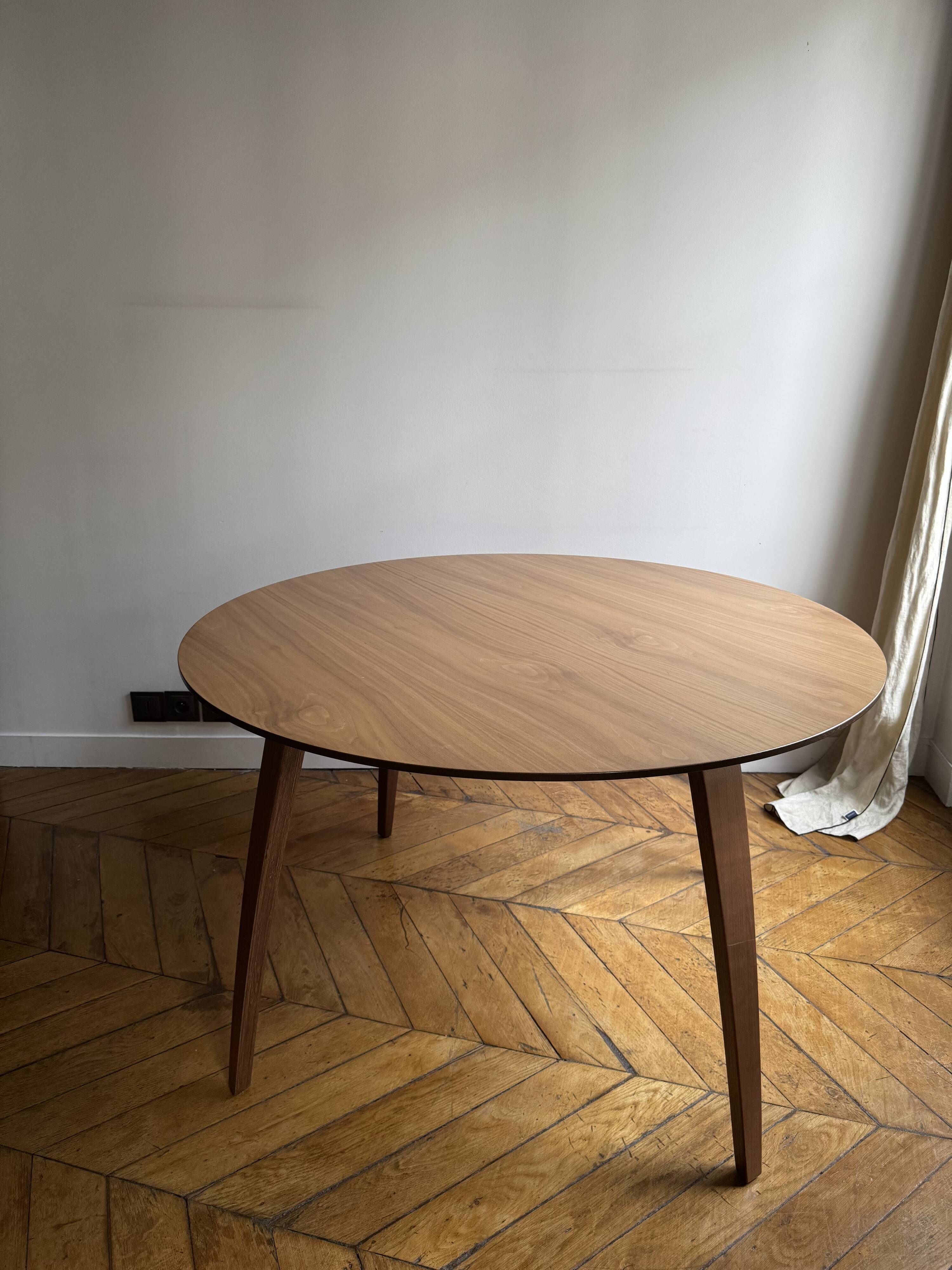GUBI - Round dining table in walnut