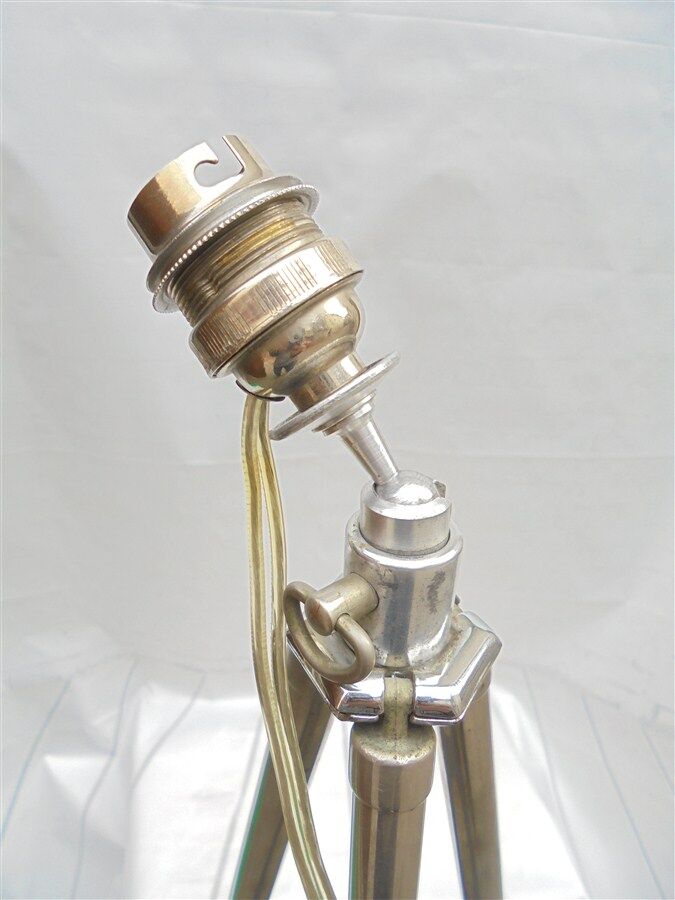 Adjustable height tripod lamp